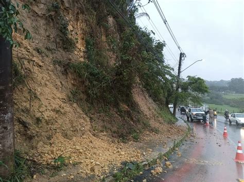 Chuva provoca deslizamento de terra e queda de muro em Taubaté Vale