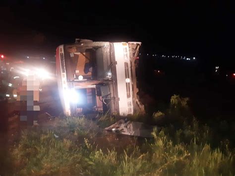 Ônibus escolar tomba e deixa alunos feridos na BR 423 em Garanhuns