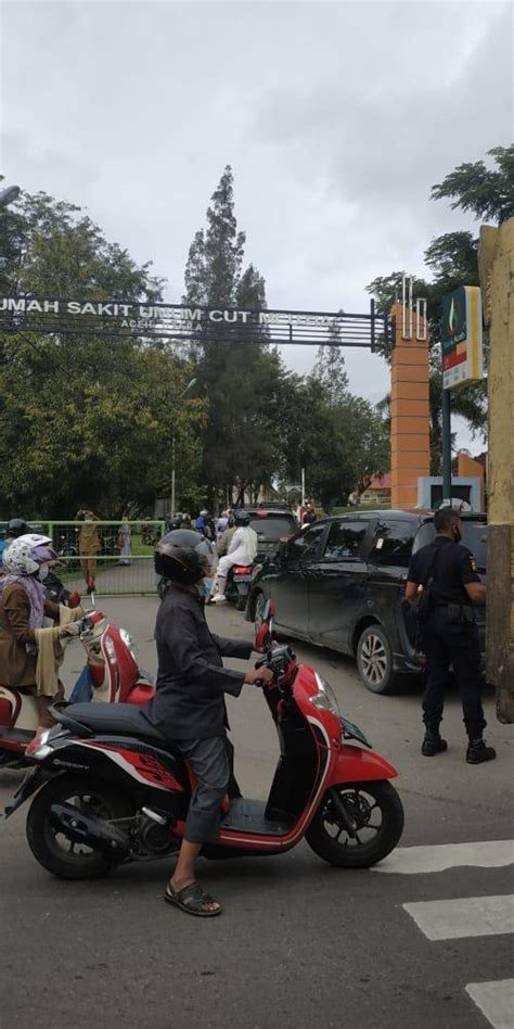 Arus Lalu Lintas Macet Akibat Penggunaan Sistem E Parkir Di Rsud Cut