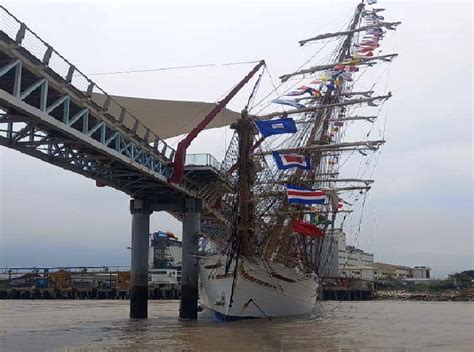 Buque De La Armada De Brasil Se Impacta Contra Un Puente Peatonal Sobre