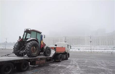 Foto Doar Un Tractor Pe O Platform Duminic Diminea A La Protestul