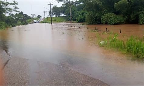 Chuva de mais de 70 milímetros deixa bairros alagados e igarapé cobre