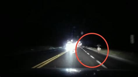 Captan Extra A Figura Corriendo De Noche En La Carretera Saltillo