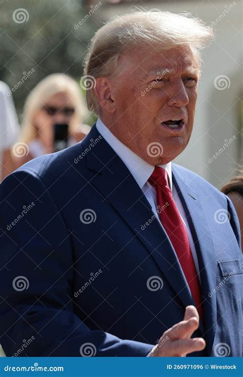 Captura Vertical Del Ex Presidente De Los Estados Unidos Donald Trump