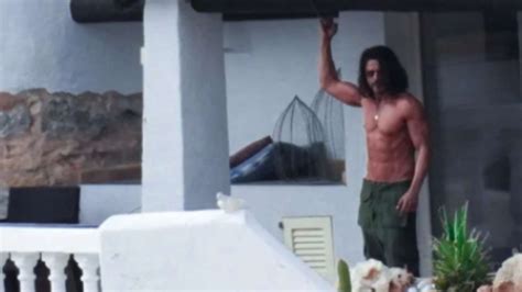 Shah Rukh Khan Flaunts 8 Pack Abs In Leaked Pic From Pathaan Sets