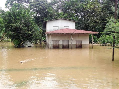 Fuertes lluvias provocan inundaciones en Limón y derrumbes en Cartago