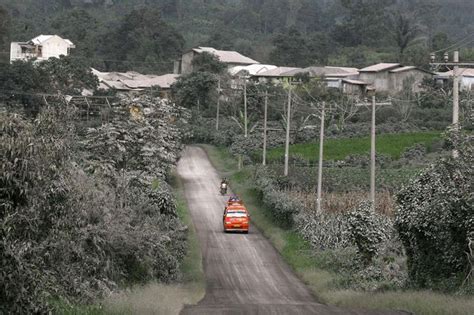 Mount Sinabung Indonesier Fliehen Vor Vulkanausbruch Der Spiegel