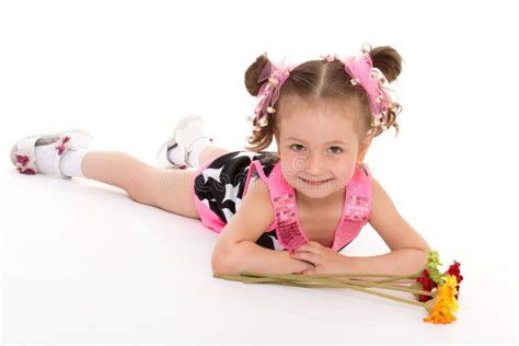 Menina Que Levanta Um Ramalhete Das Flores Foto De Stock Imagem