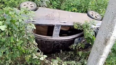 Car Overturned Uncontrolled On The Indore Bhopal Highway Road In Sehore Six People Were Injured