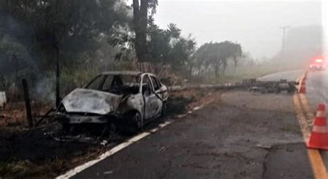 Carro Incendiado Ap S Bater Em Poste Na Rj Em Valen A A Voz Da