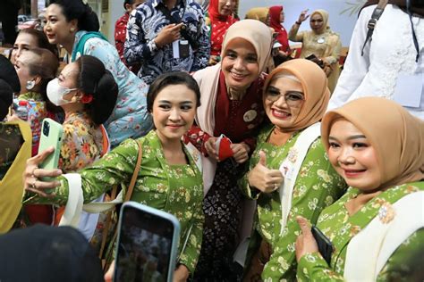 Perempuan Parade Berkebaya Bersama Ibu Negara Segaris Co