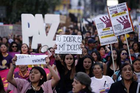 Protesto contra violência de gênero reúne milhares em Quito Mundo