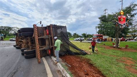 Caminhão carregado de laranjas tomba em rodovia e causa engarrafamento