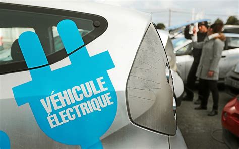 Voiture électrique à 100 euros par mois Macron officialise son