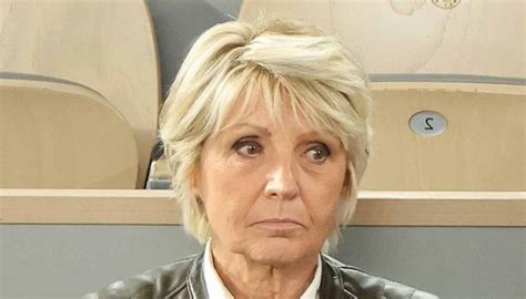 Evelyne Dhéliat toujours sublime à 74 ans et loin de la retraite elle