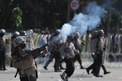 Teka Teki Pengadaan Gas Air Mata Polri Dugaan Arisan Kelebihan Bayar