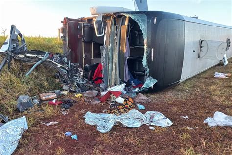 Ônibus que saiu de SP para Caldas Novas tomba e motorista morre