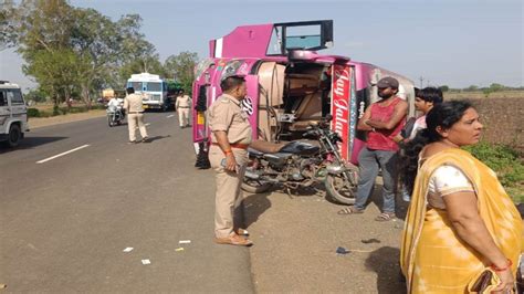 Accident In Sehore गुजरात से सीहोर के कुबेरेश्वर धाम जा रही श्रद्धालुओं से भरी बस पलटी 15 घायल