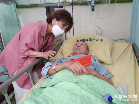 板橋榮家主任關心長輩 秋節慰訪桃園分院住院榮民