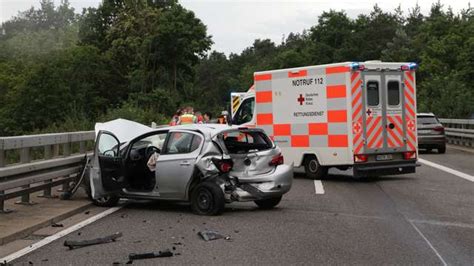 Unfall Auf B A Bei Hanau Zwei Menschen Schwer Verletzt Hanau