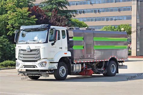 HOWO Vacuum Street Road Sweeper Truck For Street Cleaning Washing And