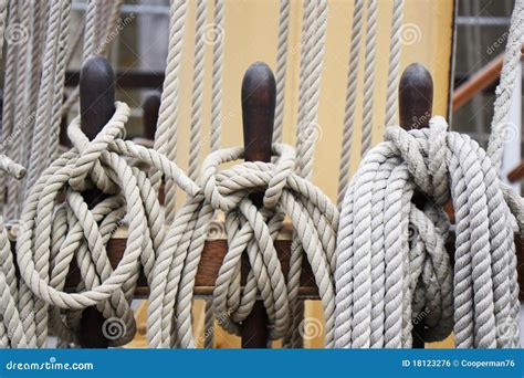 Cuerdas Y Aparejo En Una Nave De La Vela Foto De Archivo Imagen De