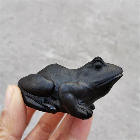 Art Collectibles Sculpture Hand Carved Obsidian Stone Frog Sculpture