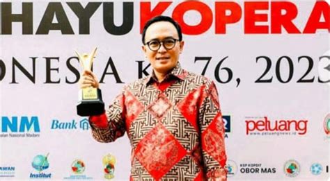 Bupati Baddrut Tamam Raih Penghargaan Sebagai Tokoh Pembina Koperasi