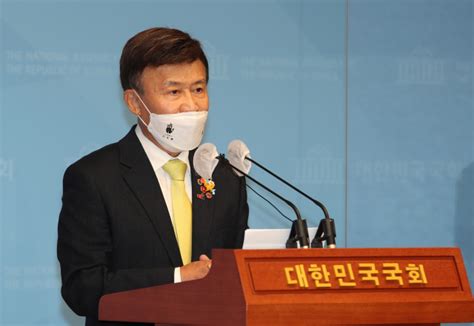 횡령 의혹 김원웅 광복회장 자진사퇴 표명대선 앞둔 여당 한숨 돌리나 서울경제