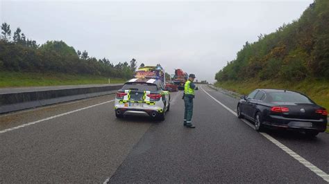 Herido El Conductor De Un Coche Al Chocar Con La Mediana De La AG 64 En