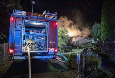 Wohnwagenbrand In Halsbr Cke Gro Einsatz Der Feuerwehren