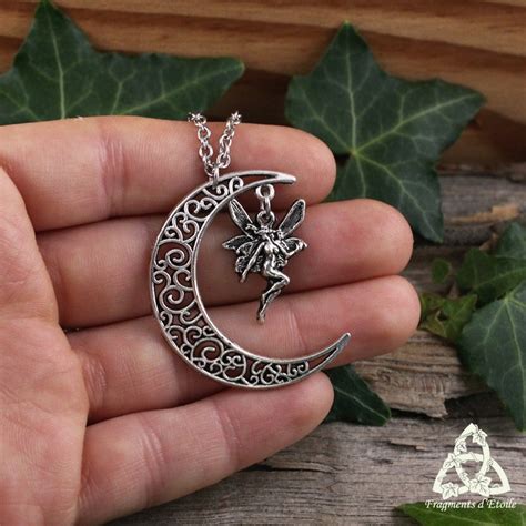 Collier féerique croissant de Lune aux volutes argentées et petite Fée