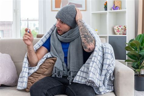 Preocupado Joven Enfermo Con Bufanda Y Gorro De Invierno Envuelto En