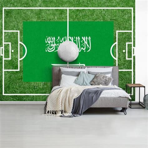 Voetbal met de vlag van Saoedi Arabië op groen voetbalveld fotobehang