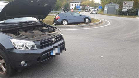 Incidente All Imbocco Per La Settimo Vittone L Auto Finisce Dentro La