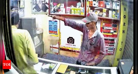 Gujarat Mobile Shop Robbed In Broad Daylight On Dahod Station Road Vadodara News Times Of India