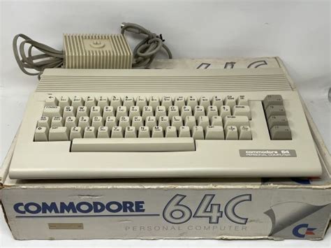 【やや傷や汚れあり】commodore64c コモドール64c C64c 後期型 通電 起動確認済み Commodore コモドール C64