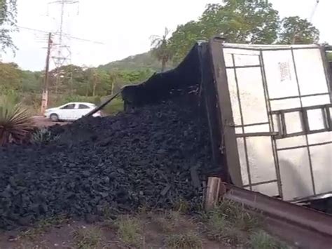 Motorista Perde O Controle E Tomba Carreta Carregada Carv O Jd