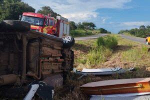 GO Carro funerário capota cadáver é arremessado para fora do veículo