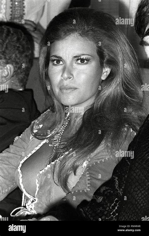 RAQUEL WELCH ACTRESS AND SEX SYMBOL 8X10 PUBLICITY PHOTO SP 013