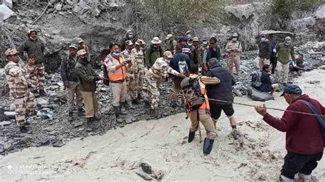 Cloudburst In Ladakh लद्दाख में बादल फटने के बाद से लापता हुए सभी 17