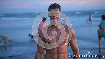 Retrato De Hombre Muscular Con Un Torso Desnudo En La Playa Al