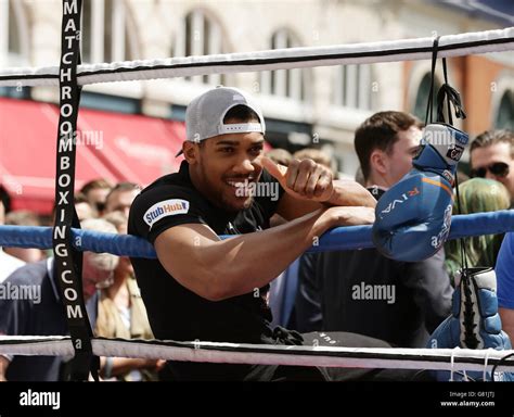 Boxer Kevin Mitchell Durante Un Allenamento Mediatico Al Covent Garden