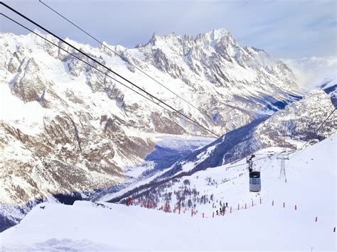 Vacanze Sulla Neve A Courmayeur Sci Snowboard Freeride Ai Piedi Del