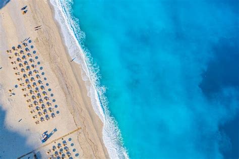 Foto aérea de drone vista superior da praia de myrtos belas ondas