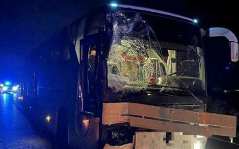 Accident între un autobuz şi un microbuz 37 de oameni au fost