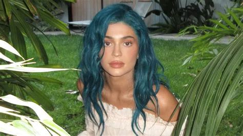 Kylie Jenner comparte más instantáneas sensuales con nuevo cabello azul