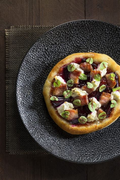 Mini Pizza Met Traag Gegaard Buikspek Salade Van Rode Biet Rabarber