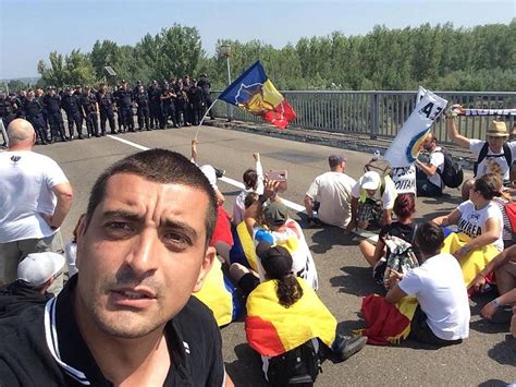 Group of Romanians on Centennial march stopped at Moldovan border ...