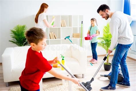 Chambre De Nettoyage De Famille Image stock Image du hygiène enfant